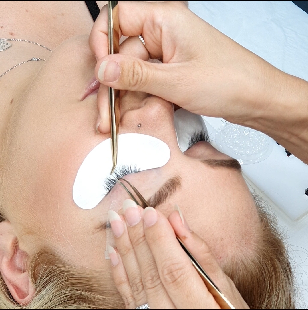 Amy Rodgers applying eyelash extensions at Beautifeyes Sydney